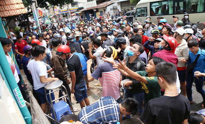 Ra đường vào những ngày này ở khu Chợ Lớn, người dân thường thấy "đội quân giật cô hồn" thường là những thanh niên đi trên nhiều xe máy, nẹt bô ầm ầm tìm những gia chủ nào cúng để giật tiền hoặc đồ ăn...
