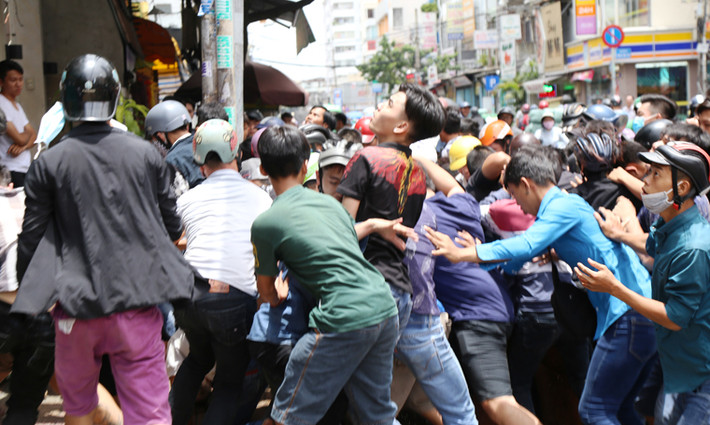 Việc lùi ngày cúng cô hồn nên mâm cỗ cũng linh đình hơn, số tiền gia chủ rải xuống đường cũng nhiều hơn. Mặc dù theo lịch 13h30 mới chính thức rải tiền sau lễ cúng cô hồn nhưng từ 11h trưa, hàng trăm thanh niên đã tập trung chờ sẵn.