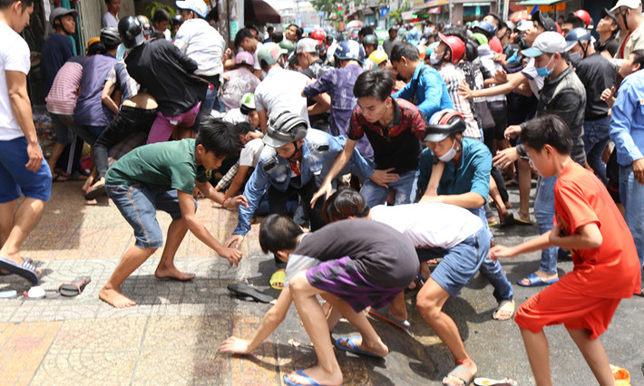 Đến 11h30 số lượng thanh niên đi giật tiền cúng cô hồn càng tăng lên và 30 phút tiếp theo thì chật kín cả con đường, giao thông ùn ứ. Để đảm bảo an ninh, công an phường và dân phòng đã có mặt từ sớm kiểm soát tình hình và điều tiết giao thông.