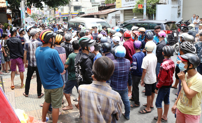 Tuy nhiên dịp cúng cô hồn sau rằm tháng 7 năm nay, khu vực Chợ Lớn chỉ cúng nhỏ, dù cũng có rải tiền nhưng không nhiều như mọi năm.