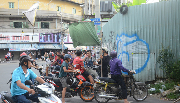 Chờ đợi từ trưa đến cuối chiều nhưng chủ nhà không rải tiền sau khi cúng như mọi năm nên nhiều thanh niên ngậm ngùi mang vợt đi về. Tuy nhiên tất cả đều vui vẻ, xem đây như một phong tục đem lại nhiều may mắn hơn là thành quả. 
