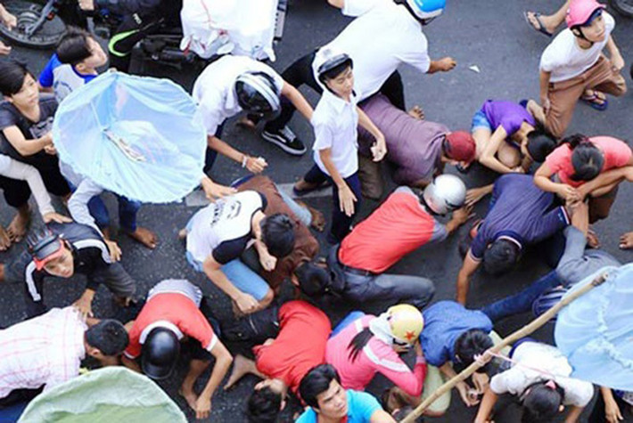 Trong ảnh là cảnh tranh giành nhau nhặt tiền trong đợt cúng cô hồn vào năm 2017 tạo nên cảnh hỗn loạn. Theo chủ nhà, những ngày gần đây địa phương có đến nhắc nhở gia đình không được rải tiền sau khi cúng nên gia đình chấp hành.