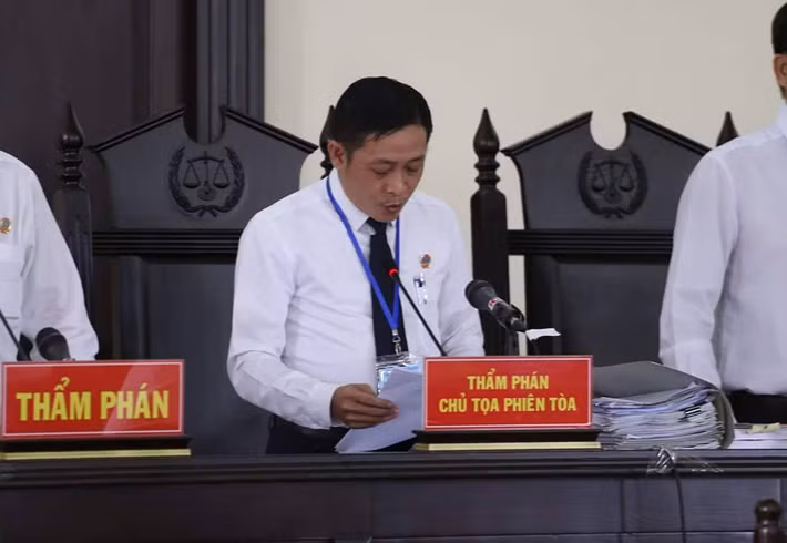 Sau khi anh Tú tử vong, để che giấu hành vi phạm tội, bị cáo dùng dao phân xác chồng thành nhiều bộ phận rồi bỏ vào túi ni lông, sáng hôm sau mang đến các điểm tập kết rác trên địa bàn để phi tang.