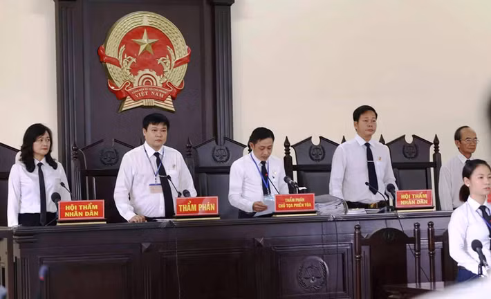 Khoảng 23h ngày 15/12/2017, tại phòng trọ số 7 ở đường Thuận Giao 05 (phường Thuận Giao, TX.Thuận An), anh Tú và bị cáo Diễm có xảy ra cự cãi, đánh nhau. Trong lúc này, anh Tú dùng con dao để chém nhưng Diễm tránh được và giật được con dao, dùng chính hung khí này chém trúng vào vùng cổ chồng, mặt và đâm nhiều nhát vào vùng ngục, bụng khiến nạn nhân tử vong.