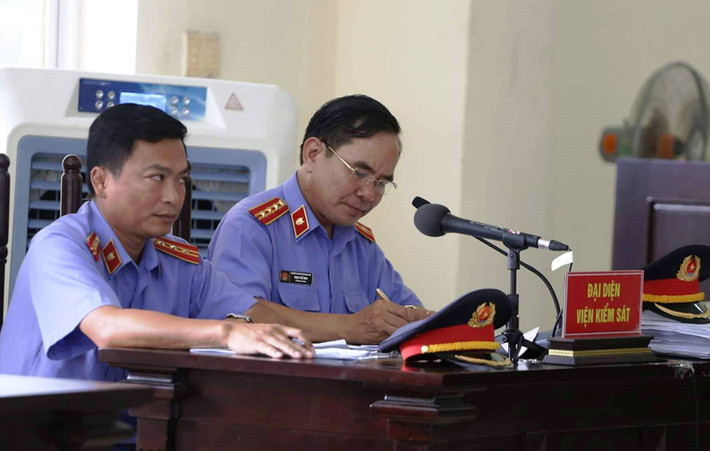 Gần trưa ngày 16/12/2017, anh Nguyễn Văn Tiến (38 tuổi, nhân viên cơ sở thu gom rác) đi thu gom rác trên đường Thuận Giao 09 thì phát hiện 1 ba lô bỏ trong thùng rác. Khi anh Tiến mở ba lô thì phát hiện bên trong có một đầu người và một phần nội tạng.