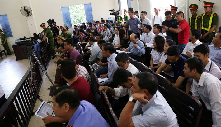 Ngay từ sáng sớm, đã có hàng trăm người quan tâm đến vụ án giết chồng phân xác, trong đó có rất đông người thân của cả nạn nhân và bị cáo từ các tỉnh miền Tây đến Bình Dương để tham dự phiên tòa.