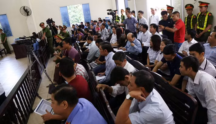 Ngay từ sáng sớm, đã có hàng trăm người quan tâm đến vụ án giết chồng phân xác, trong đó có rất đông người thân của cả nạn nhân và bị cáo từ các tỉnh miền Tây đến Bình Dương để tham dự phiên tòa.