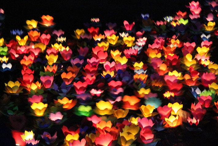 Người theo đạo phật tin rằng, nghi thức thả đèn hoa đăng sẽ giúp cho ước nguyện của mình được chư Phật chứng giám. Và cũng theo quan niệm nhà phật, những ngọn nến là biểu tượng cho trí tuệ và ánh sáng chân lý phá tan màn vô minh u ám.