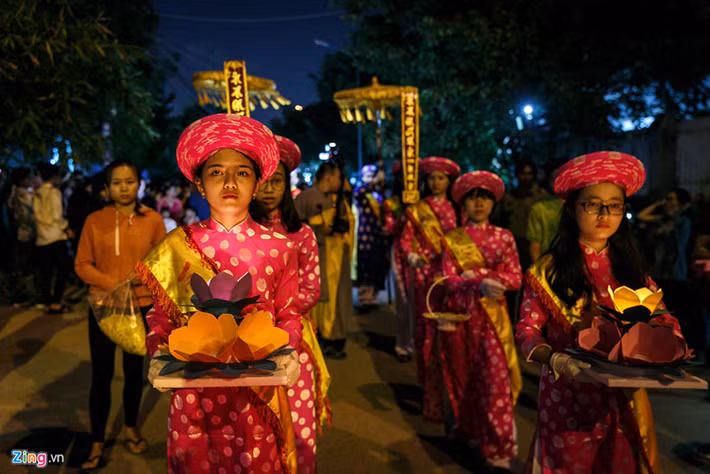Tại chùa Diệu Pháp (quận Bình Thạnh) hàng nghìn người cũng đến đây để tham dự Lễ Vu Lan và lễ thả hoa đăng xuống sông Sài Gòn. Ảnh: Liêu Lãm/Zing.