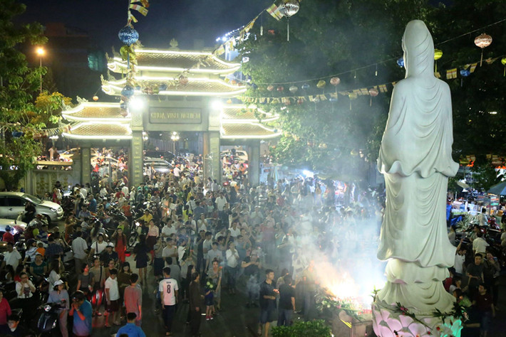 Tối 25/8 (15 tháng 7 Âm lịch), hàng nghìn người đổ đến các ngôi chùa trên địa bàn TP HCM để cầu bình an cho người thân và thể hiện sự tôn kính đối với các bậc sinh thành.
