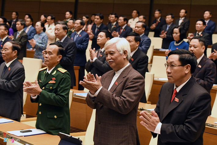 Các đại biểu Quốc hội đồng loạt chúc mừng tân Chủ tịch nước.