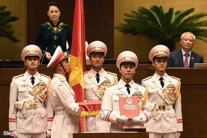Đội nghi lễ tiến vào trong tiếng nhạc, mang theo cờ và Hiến pháp.