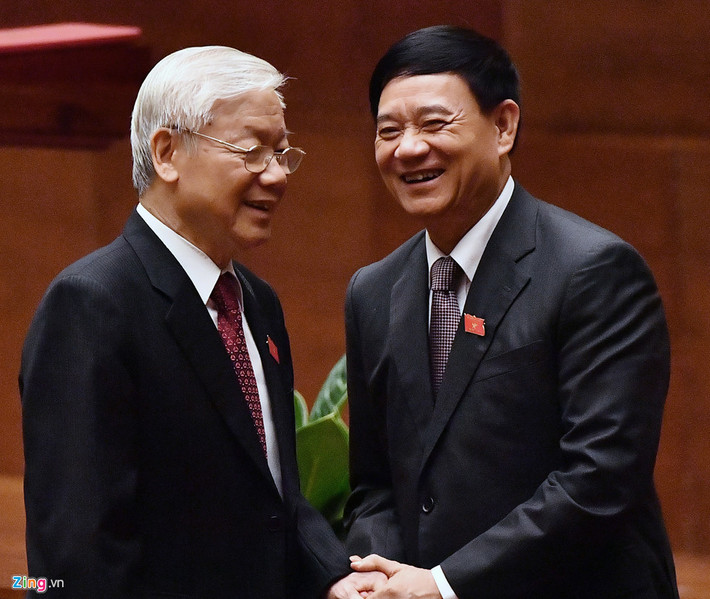 Trưởng ban Công tác đại biểu Quốc hội Trần Văn Túy chia sẻ niềm vui cùng Tổng bí thư, Chủ tịch nước Nguyễn Phú Trọng.