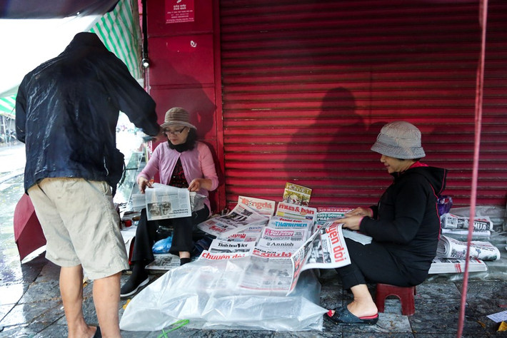 Người dân Thủ đô đã bắt đầu mặc áo khoác ra đường. (Ảnh: Minh Sơn/Vietnam+)
