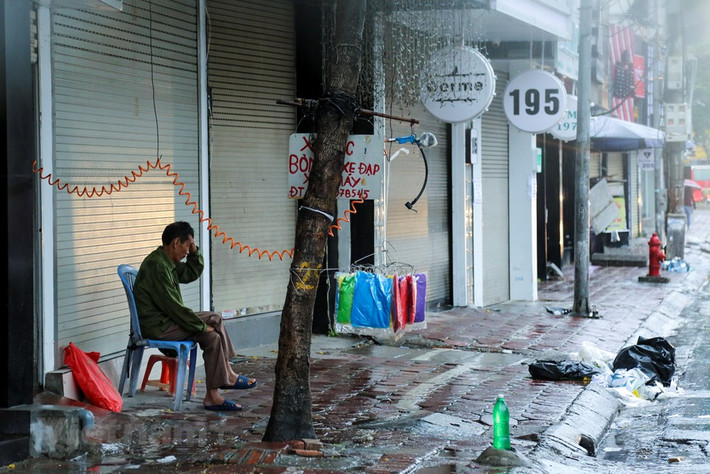  Không khí lạnh tràn về từ đêm 9/9 khiến nhiệt độ tại Hà Nội giảm sâu. (Ảnh: Minh Sơn/Vietnam+)