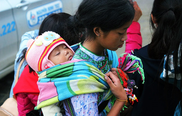 Có khá nhiều du khách chứng kiến hình ảnh này họ thương cảm trước phận đời của những em nhỏ ở Sa Pa nên mua ủng hộ. Thậm chí có người không mua hàng vẫn lại gần để cho tiền.