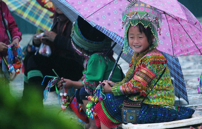 Ánh mắt ngây thơ và nụ cười hồn nhiên, những đứa trẻ không biết tương lai sau này mình sẽ như thế nào nhưng trước mắt chúng đang trở thành "công cụ" kiếm tiền để mưu sinh.