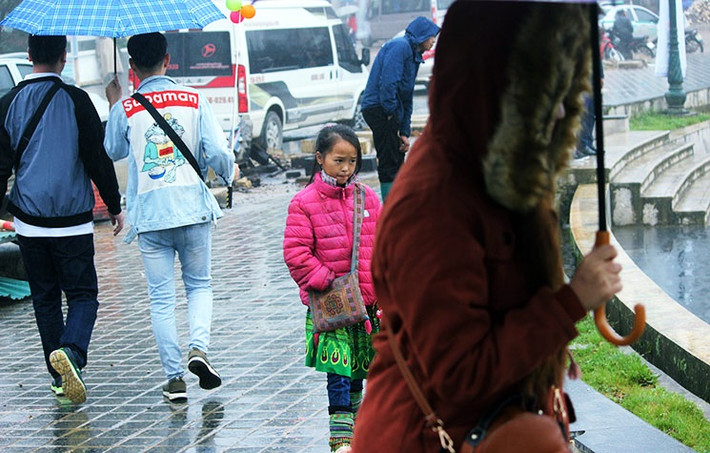 Bất kể trời nắng hay mưa, ban ngày hoặc tối đến những em nhỏ bản địa vẫn đứng, ngồi, chạy loanh quanh các tuyến đường xung quanh thị trấn Sa Pa để tìm cách bán các túi thổ cẩm, vòng tay, móc chìa khóa..., cho khách du lịch.