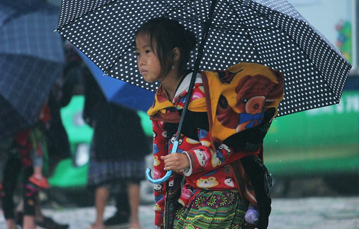 Thời tiết ở Sa Pa thường xuyên có mưa do độ ẩm cao.