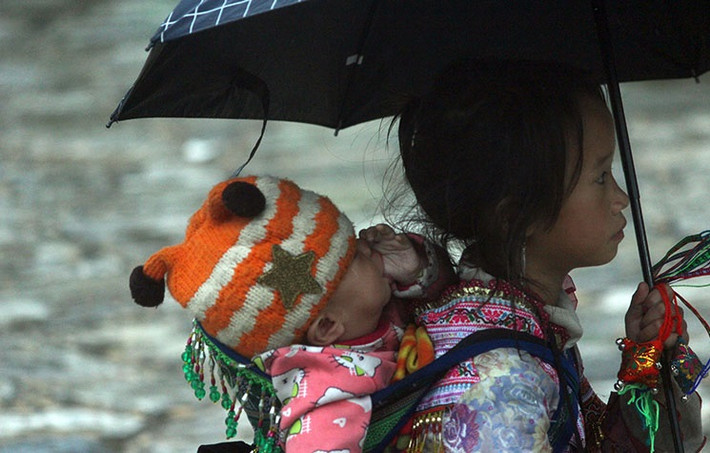 Hình ảnh những đứa trẻ cõng em nhỏ thường thấy ở Sa Pa.