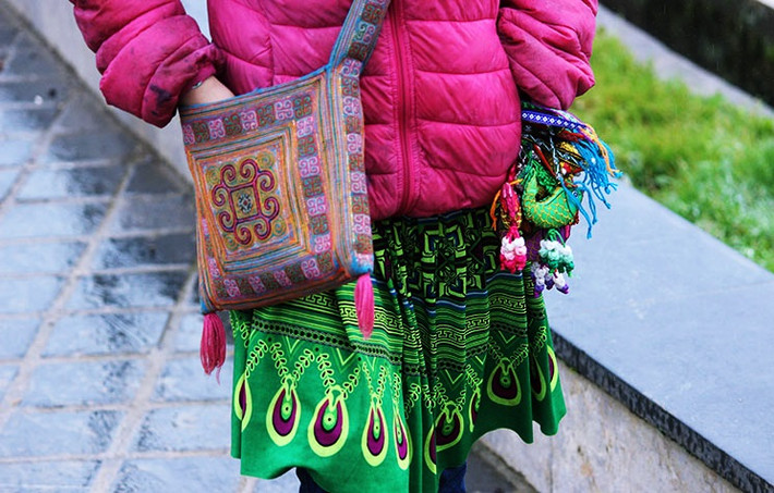 Một chiếc chìa khóa được những đứa trẻ người bản địa ở đây bán với giá 20 nghìn đồng/chiếc. Nếu bán không được hàng, những em bé này nhanh chóng cất giọng lớ lớ, xin tiền “cô/chú không mua thì cho cháu 10 nghìn”.