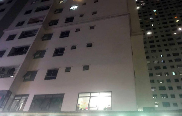 Nhiều người dân nghi ngờ cháu bé bị ném từ trên tầng cao xuống đất. Tuy nhiên, cảnh sát vẫn chưa xác nhận trước thông tin nghi vấn này.