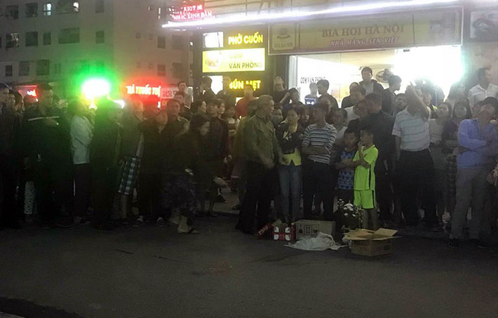 Trao đổi với PV tại hiện trường, anh Nguyễn Đình Hưng (cư dân) vẫn chưa bàng hoàng, kể lại: “Tôi thấy cháu bé rơi từ tòa HH2A, khi cháu rơi xuống tôi còn nghe tiếng hét lớn của một người phụ nữ. Đó là một bé trai, nặng khoảng 3kg. Thi thể cháu rơi xuống được quấn khăn, tôi thấy vậy đã cởi áo khoác đang mặc trên người trùm lên thi thể của cháu”.