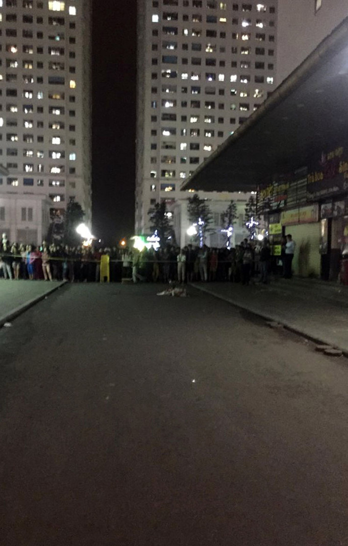 Vụ việc xảy ra vào khoảng 20h ngày 18/10, tại tổ hợp chung cư HH Linh Đàm (phường Hoàng Liệt, quận Hoàng Mai, TP Hà Nội). Thời điểm này, nhiều người dân sau khi nghe thấy tiếng động mạnh nghi có vật gì đó rơi từ trên cao xuống nên ra kiểm tra. Mọi người vô cùng hoảng hốt khi phát hiện đó là thi thể một bé trai sơ sinh nặng khoảng 3kg, dây rốn vẫn còn quấn quanh cổ.