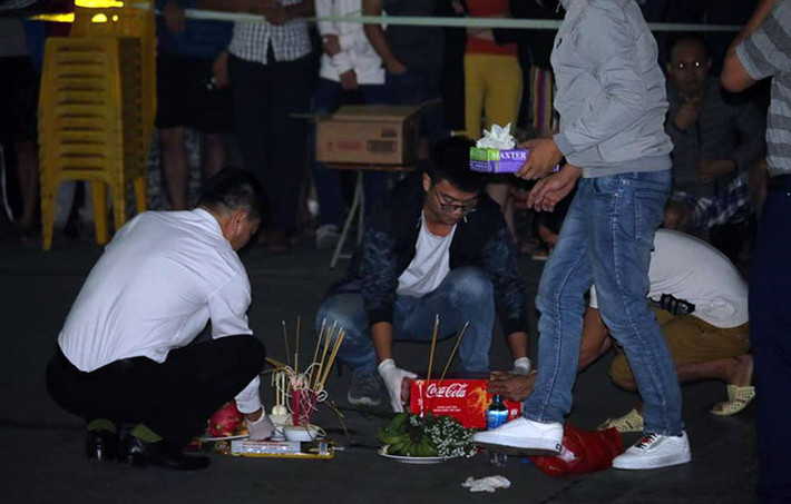 Các lực lượng chức năng chuẩn bị đưa thi thể cháu bé ra khỏi hiện trường.