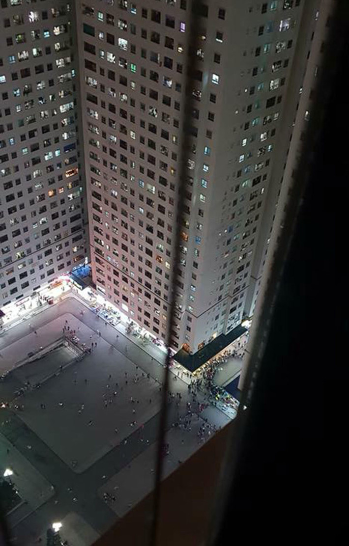 Đến khoảng 22h30, cảnh sát tiếp tục rà soát các phòng, các tầng tại nhà HH2A khu đô thị Linh Đàm, đồng trích xuất camera của tòa nhà để xem cháu bé bị ném từ tầng nào xuống đất.