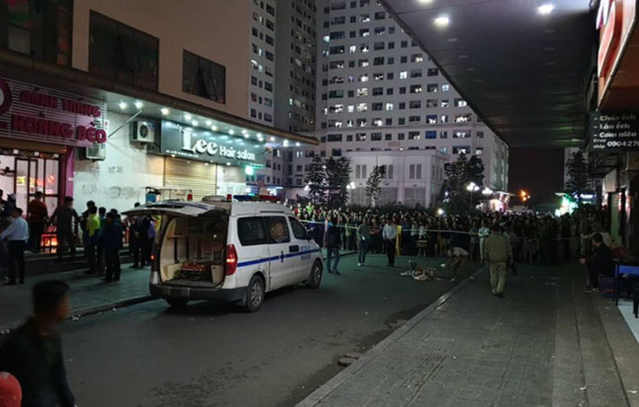 Đến khoảng 22h,15 chiếc xe cứu thương đã chở thi thể cháu bé rời khỏi hiện trường.