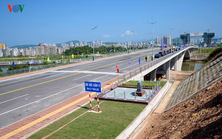 Sáng 13/9, tại thành phố Móng Cái, tỉnh Quảng Ninh diễn ra Lễ khánh thành xây dựng cầu Bắc Luân II Việt - Trung kết nối thành phố Móng Cái, Quảng Ninh, Việt Nam và thành phố Đông Hưng, Quảng Tây, Trung Quốc.