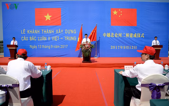 Lễ khánh thành xây dựng cầu Bắc Luân II diễn ra tại vạch phân giới giữa hai nước.