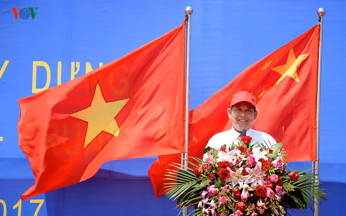 Phó Thủ tướng thường trực Chính phủ Việt Nam Trương Hòa Bình tuyên bố khánh thành xây dựng cầu Bắc Luân II.