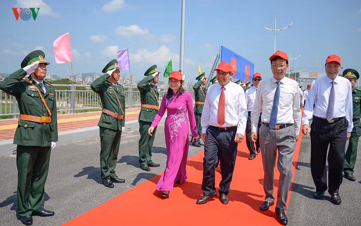 Ông Nguyễn Đức Long, Chủ tịch UBND tỉnh Quảng Ninh nhấn mạnh, cầu Bắc Luân II sẽ có vai trò tạo động lực phát triển cho thành phố cửa khẩu Móng Cái, xúc tiến xây dựng khu mậu dịch tự do, khu hợp tác kinh tế song phương tại khu vực cửa khẩu trong thời gian tới.