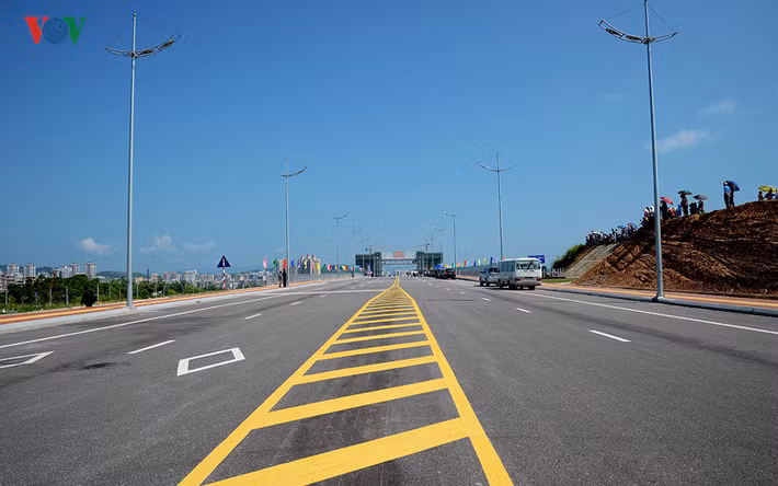 Chiều dài cầu là 618m, bề rộng 27,7m, thiết kế 4 làn xe chạy. Cầu có kết cấu dạng vòm lớn nhất Việt Nam.