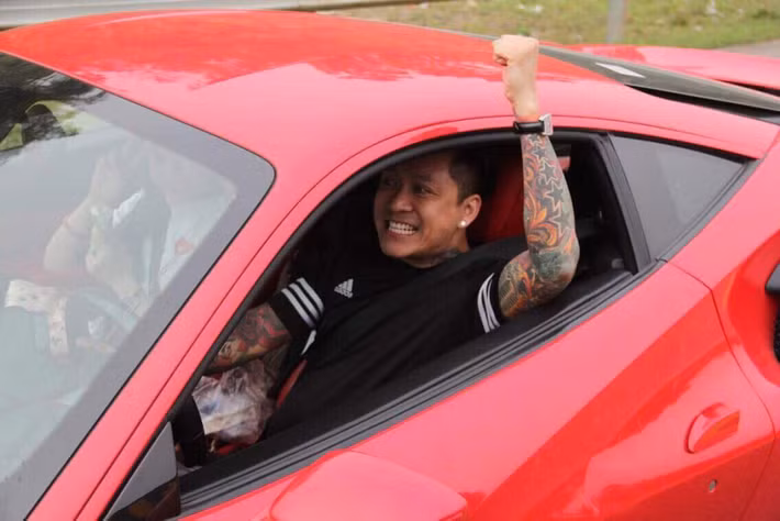 siêu xe Ferrari 488 GTB của Tuấn Hưng sở hữu khối động cơ V8 dung tích 3.8L, chiếc xe có thể đạt công suất tối đa hơn 660 mã lực ở giữa khoảng tua máy từ 6.200 đến 8.000 vòng/phút. Mô-men xoắn đạt 760 Nm tại 3.000 vòng/phút, hộp số ly hợp kép 7 cấp.