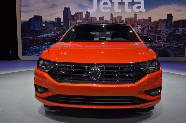 Cao cấp nhất là phiên bản SEL Premium có giá 27.795 USD. Xe trang bị mâm xe 17 inch, cản sau từ bản R-Line, ghế da thật, ghế lái chỉnh điện và nhớ vị trí. Hàng ghế sau có sưởi ấm. Tương tự như dòng Polo thế hệ mới, hãng xe hơi Volkswagen cũng trang bị cho xe bảng đồng hồ kỹ thuật số Digital Cockpit, nằm ngay cạnh là hệ thống thông tin giải trí thế hệ mới với màn hình lớn hơn.