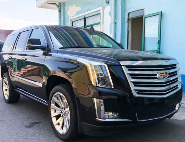 Chiếc SUV hạng sang cỡ lớn Cadillac Escalade 2019 phiên bản nâng cấp đầu tiên đã về Việt Nam thu hút sự chú ý của nhiều người. Tuy nhiên, theo nhiều đánh giá ban đầu, bản 2019 của Cadillac Escalade không có nhiều điểm khác biệt so với phiên bản trước đó ở phần ngoại thất.