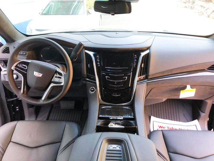 Bảng điều khiển kỹ thuật số hiện đại, hệ thống giải trí CUE với màn hình lên đến 12,3 inch, hệ thống âm thanh Bose. Những phím bấm điều chỉnh phía dưới màn hình trung tâm cũng được điều chỉnh dạng cảm ứng. Hộc lạnh cỡ lớn và sạc điện thoại không dây được tích hợp phía dưới bệ tỳ tay.