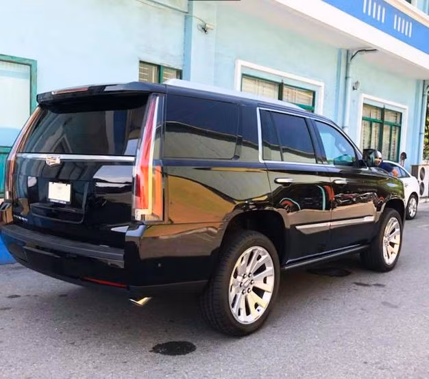 Về động cơ, Escalade 2019 vẫn sử đụng động cơ xăng V8 dung tích 6.2L (L83 Ecotec) cũ cho công suất tối đa 420 mã lực tại vòng tua 5.600 v/p và mô-men xoắn cực đại lên đến 624Nm - hiệu suất lớn bù lại với trọng lượng hơn 2,5 tấn. Xe được nhập khẩu tư nhân thưo đơn đặt hàng, mức giá hiện chưa được tiết lộ nhưng dự doán khoảng dưới 10 tỷ đồng.