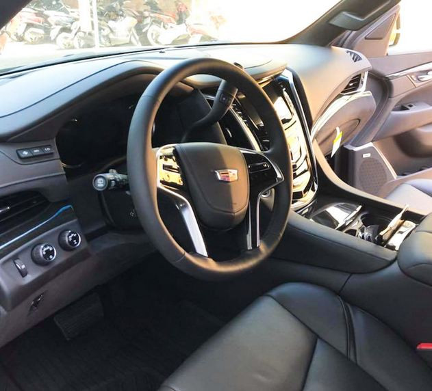 Vô-lăng bọc da và ốp gỗ cao cấp.