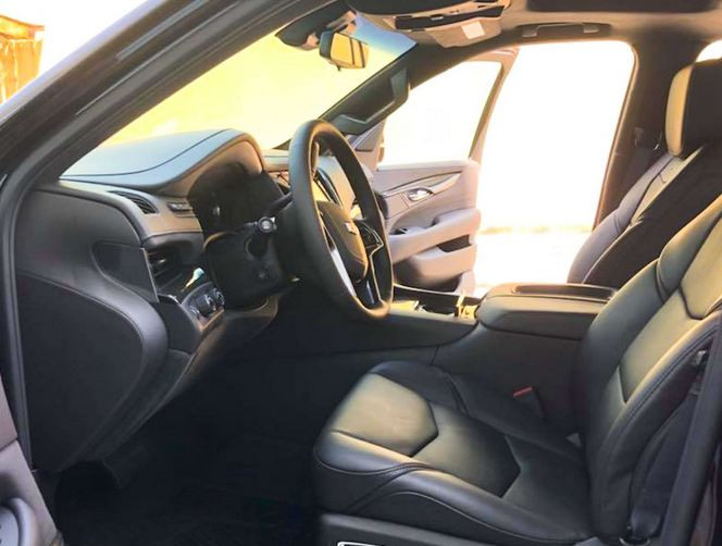 Nội thất màu đen sang trọng.