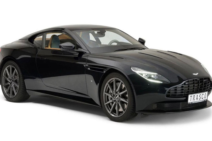 Mặc dù trang bị thêm lớp chống đạn nhưng trọng lượng xe bọc thép Aston Martin DB11 mới này không thay đổi và toàn bộ chi tiết nội, ngoại thất của xe đều được giữ nguyên như phiên bản tiêu chuẩn.