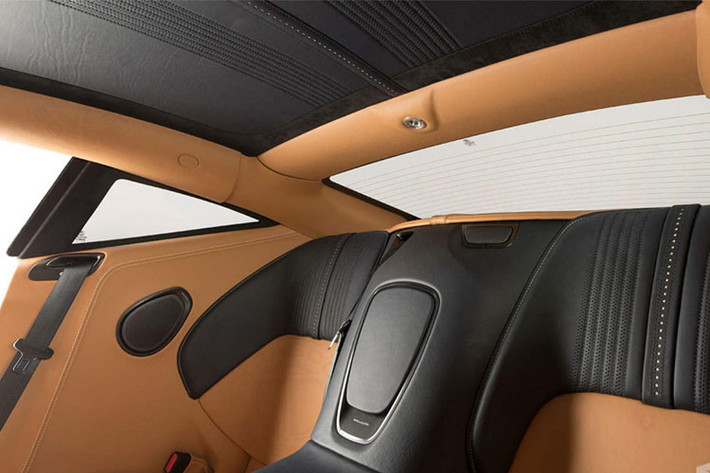 Nhìn bề ngoài và cả trong rất khó nhận ra xe được bọc giáp bởi Tresco giữ nguyên thiết kế của xe.