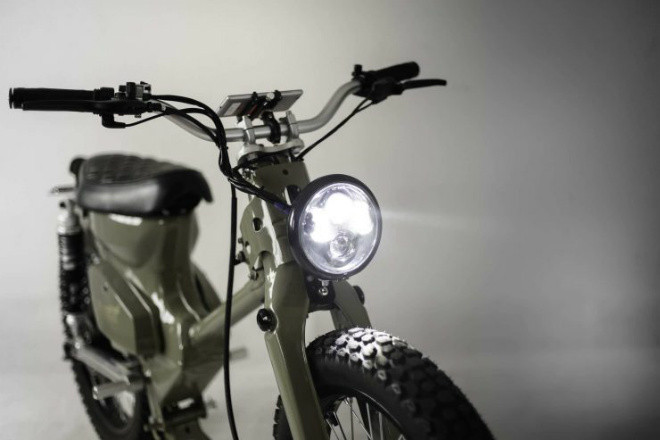 Thiết kế đầu xe đơn giản, điểm nhấn là chiếc đèn pha LED siêu tiết kiệm điện.