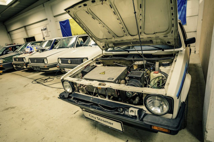 Đặc biệt hơn, ông còn thường lái mỗi chiếc xe vô cùng độc đáo của mình vào những dịp đặc biệt khác nhau.