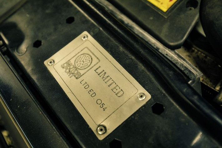 Hay như chiếc xe Volkswagen Golf G60 Limited hàng độc này cũng là một trong 71 chiếc duy nhất được bán ra trên thị trường và được Volkswagen Motorsport lắp ráp hoàn toàn thủ công.