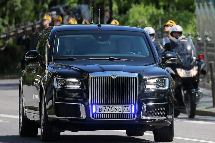 Xe limousine Cortege của Tổng thống Nga Vladimir Putin. Mẫu xe này được xem là sản phẩm kế thừa của dòng xe ZIL do Nga sản xuất nhiều thập niên trước, dùng để vận chuyển các nhà lãnh đạo Soviet cũ. Xe được trang bị nội thất vô cùng sang trọng. Cabin xe được phủ gỗ quý với nhiều chi tiết kim loại sáng loáng. Ngoài ra, các thông số kỹ thuật vẫn chưa được công bố.