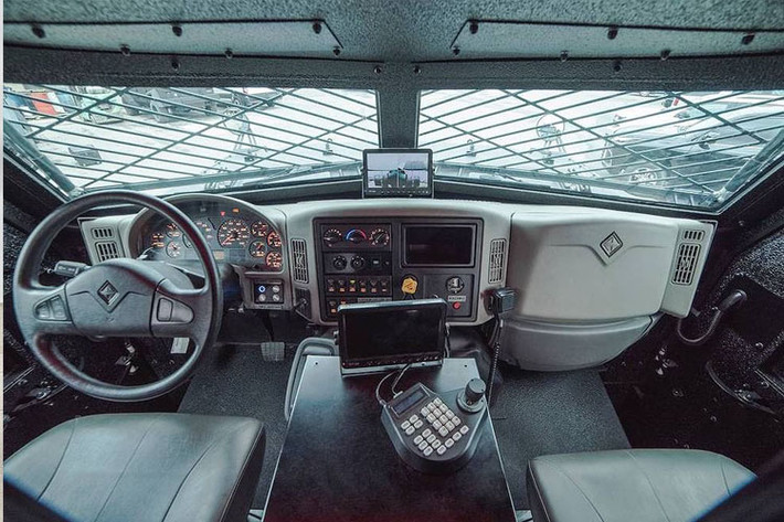 Bên trong xe được trang bị tối tân bằng vật liệu cao cấp thường thấy trên các mẫu xe của Inkas. Bên trong khoang lái nổi bật đáng chú ý là hệ thống màn hình hiển thị hình ảnh của camera hồng ngoại PTZ và camera tầm nhiệt được đặt trên mui xe.